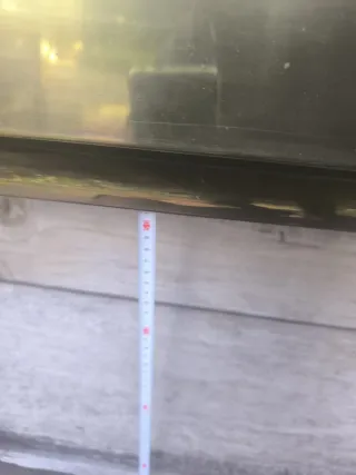 Chimenea de Mármol Blanco con Detalles Dorados