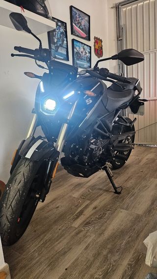 Moto deportiva negra