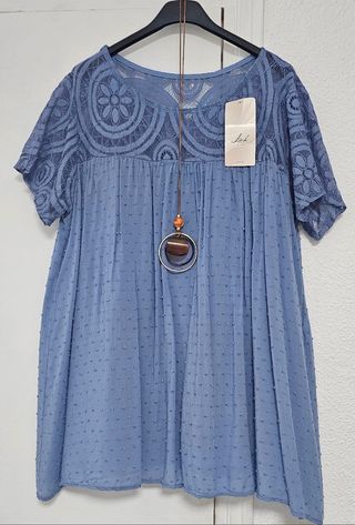Blusa azul con nudo suizo y encaje