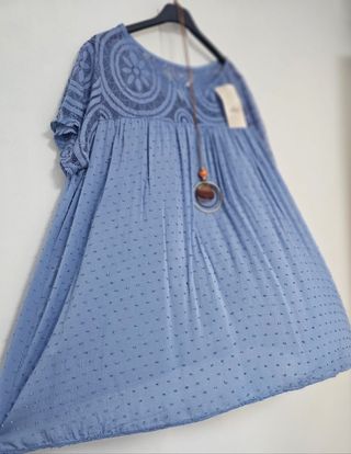 Blusa azul con nudo suizo y encaje