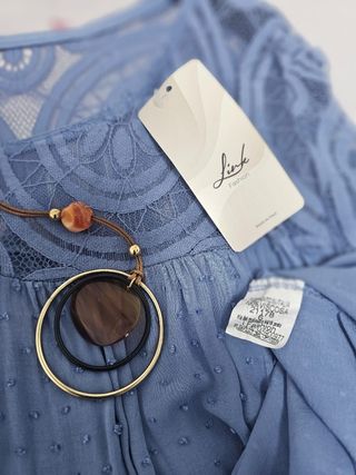 Blusa azul con nudo suizo y encaje