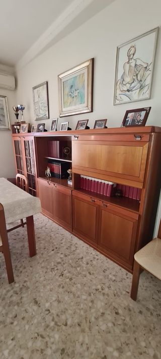 parete soggiorno con angolo tavolo e sedie