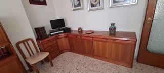 parete soggiorno con angolo tavolo e sedie