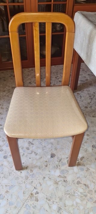 parete soggiorno con angolo tavolo e sedie