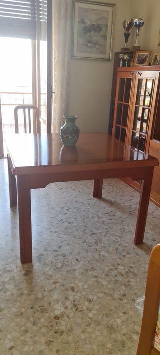 parete soggiorno con angolo tavolo e sedie