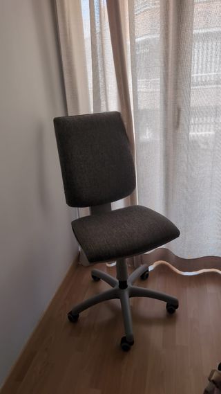 Cadira d'escriptori gris amb rodes