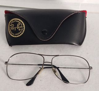 Montura Ray-Ban gris con funda