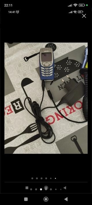 2 móviles vintage, antiguos.