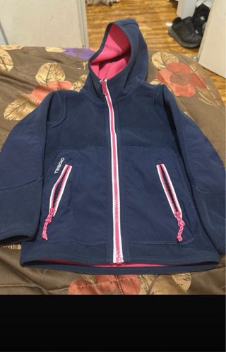 Chaqueta azul con capucha y cremallera rosa