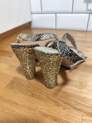 Sandalias Roberto Verino doradas y plateadas