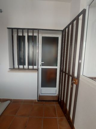 Puerta aluminio blanco con ventanas