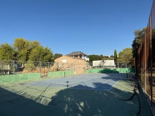 Chalet con 3200m2 de terreno con gran piscina.