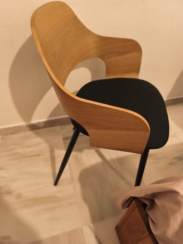 Silla de madera con asiento negro