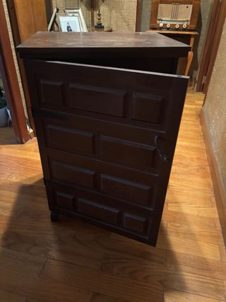 Mueble antiguo de madera maciza.