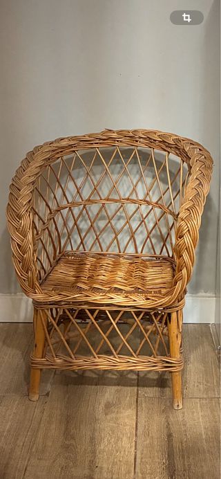 Silla de mimbre tejida