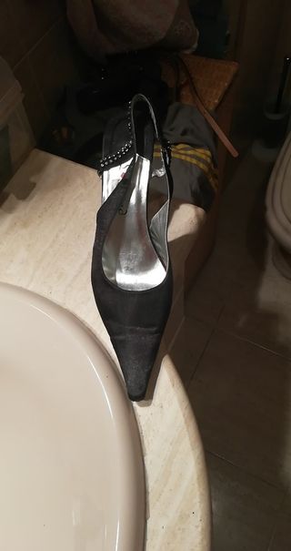 Zapatos de fiesta y bolso negro a juego
