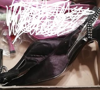 Zapatos de fiesta y bolso negro a juego