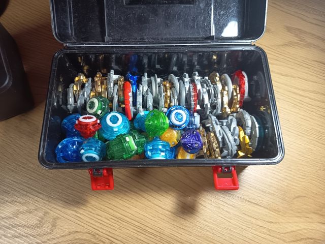 Beyblade l'intero pacchetto per 60€ o quello che vuoi.