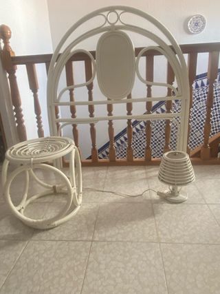 2 Cabeceros de mimbre con banqueta y lámpara