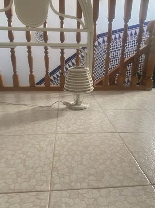 2 Cabeceros de mimbre con banqueta y lámpara