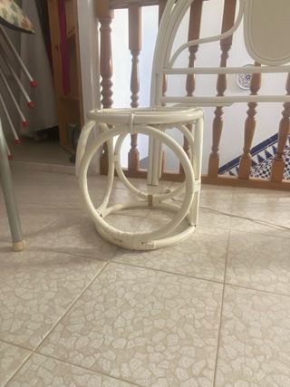 2 Cabeceros de mimbre con banqueta y lámpara