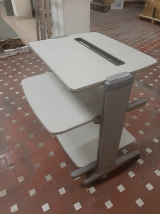 Mesa auxiliar con ruedas