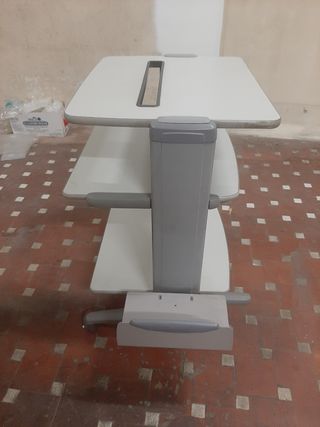 Mesa auxiliar con ruedas