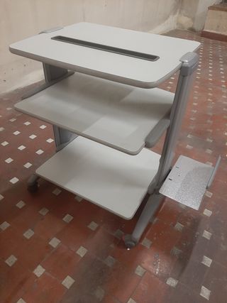 Mesa auxiliar con ruedas