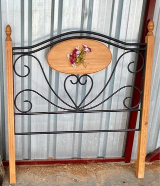 Cabecero de forja y madera con flores y saco