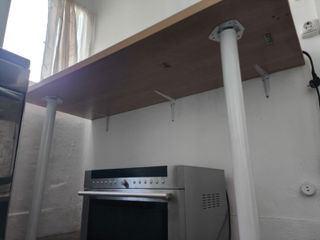 Mesa alta de madera y metal