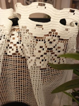 Cortina de encaje beige y blanco