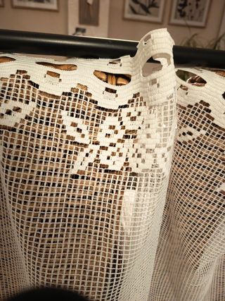 Cortina de encaje beige y blanco