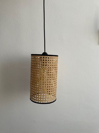 Lámpara colgante pequeña de ratán 