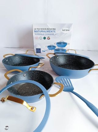 La confezione contiene un set di padelle antiadere