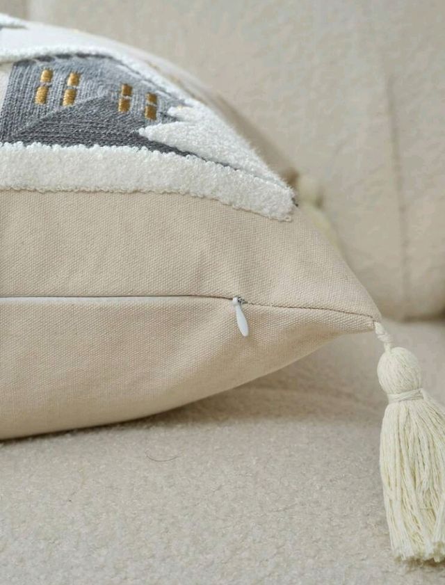 2 peças. Capas de almofadas decorativas bordadas Casita.