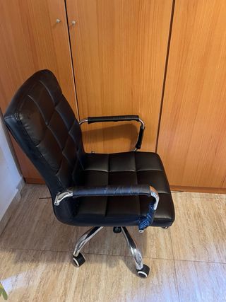 Silla de escritorio negra y plateada