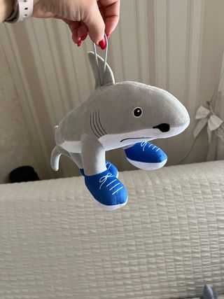 Peluche brainrot squalo con scarpe blu