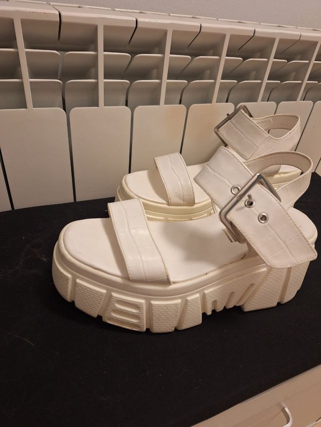 Sandalias plataforma Bershka blancas