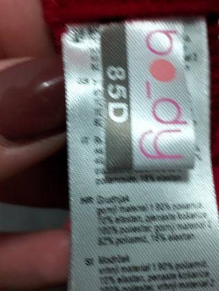 Reggiseno rosso con pois neri