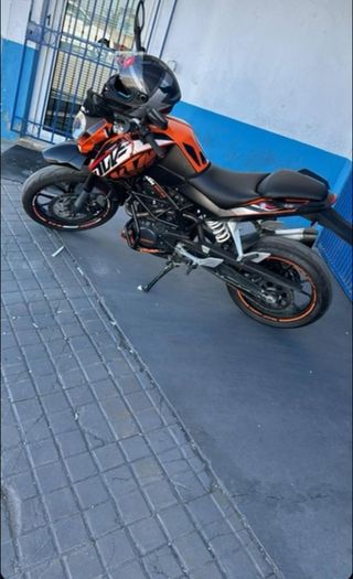 Moto KTM Duke Naranja 125 cc.