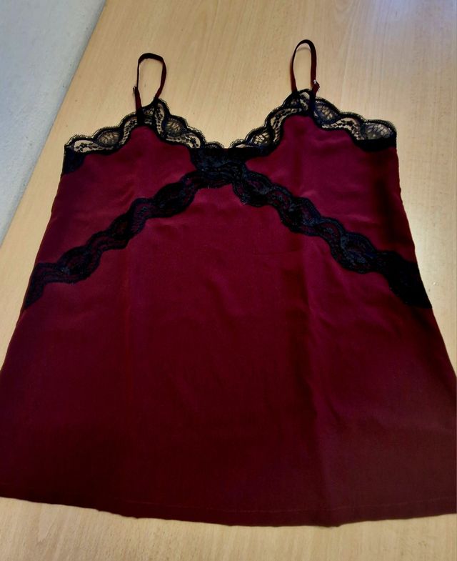 Canotta in seta bordeaux con pizzo nero