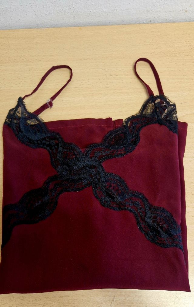 Canotta in seta bordeaux con pizzo nero