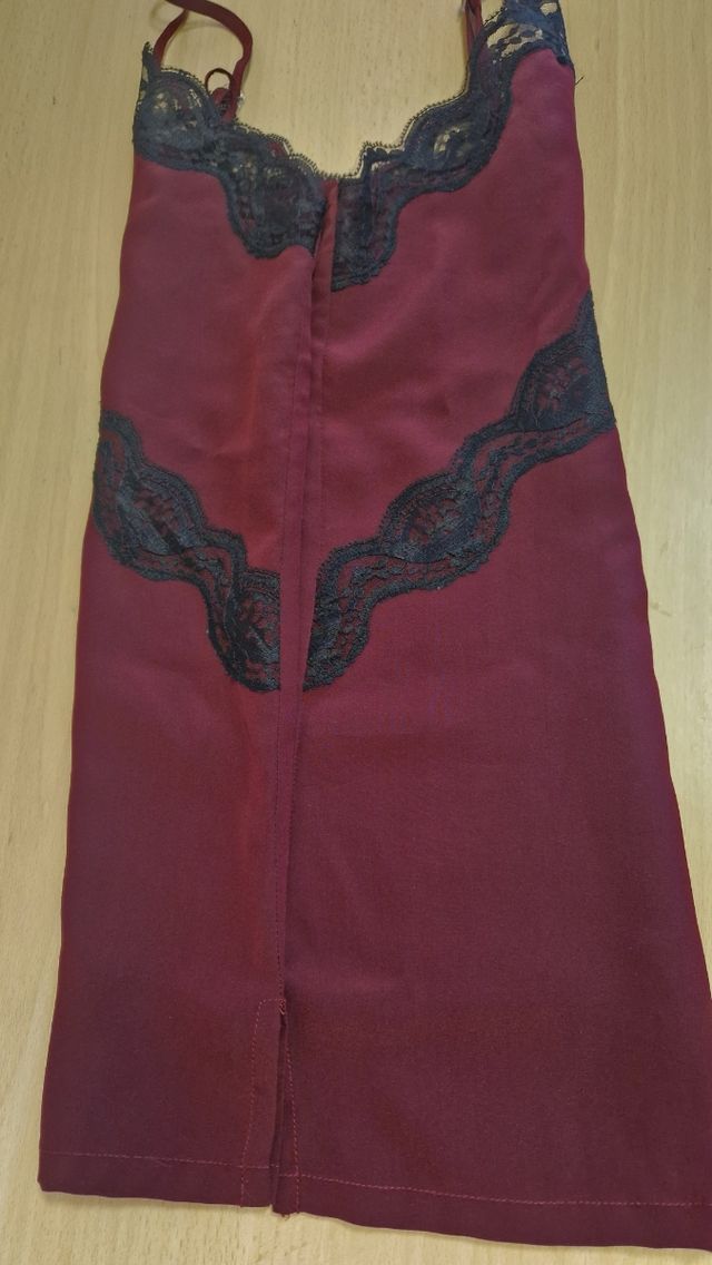 Canotta in seta bordeaux con pizzo nero