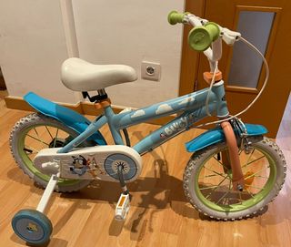Bicicleta infantil azul con ruedas de apoyo