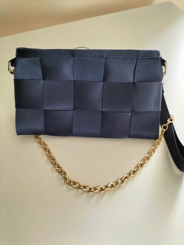 Pochette blu con catena oro