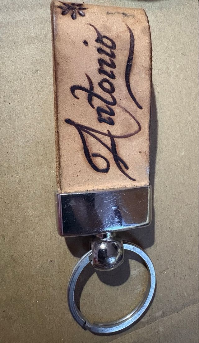 Precioso Llavero de cuero personalizado Antonio