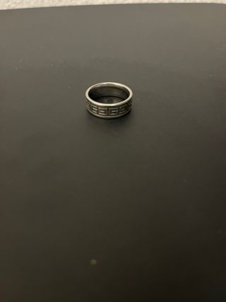 Anillo de plata con diseño griego
