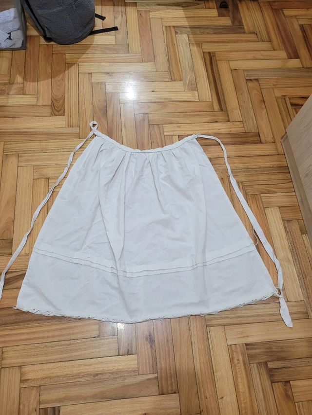 Mandil blanco con cintas
