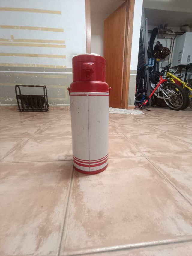 Termo de agua rojo y blanco