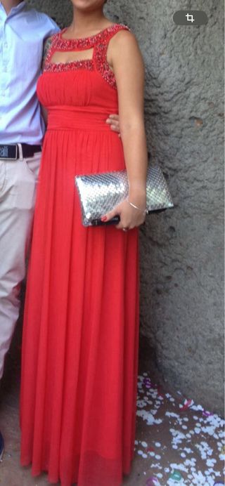 Vestido largo de fiesta con pedrería rojo-coral.